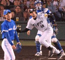 Tigers' Arias hits solo homer against Baystars